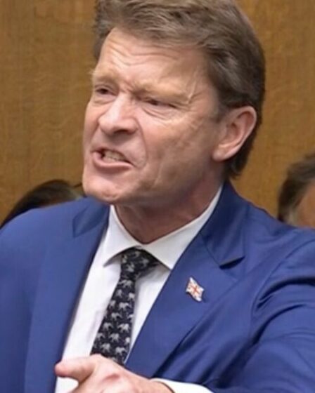 Richard Tice exige furieusement la démission de Keir Starmer des logements familiaux