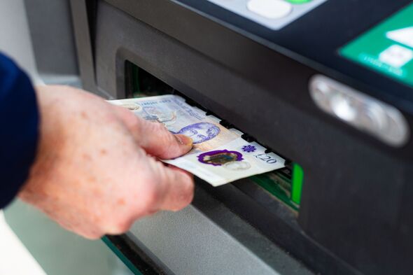Homme senior retirant de l'argent d'un distributeur automatique