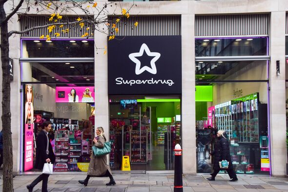 Londres, Royaume-Uni - 9 décembre 2025 : les gens passent devant un magasin Superdrug dans le centre de Londres. Londres, Royaume-Uni - 9 décembre 2025 : les gens passent devant un magasin Superdrug dans le centre de Londres.