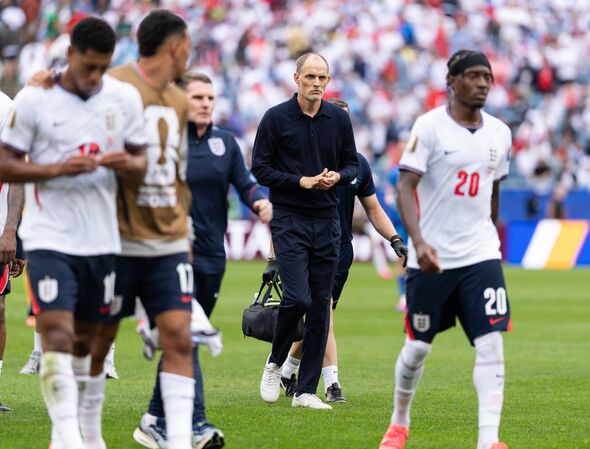 Thomas Tuchel, entraîneur-chef de l'Angleterre, entre sur le terrain avec son équipe pendant la Coupe du Monde de la FIFA Thomas Tuchel, entraîneur-chef de l'Angleterre, entre sur le terrain avec son équipe pendant la Coupe du Monde de la FIFA