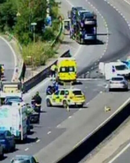 Trafic M25 EN DIRECT : autoroute fermée alors qu'une ambulance aérienne se précipite vers un accident d'horreur au J6