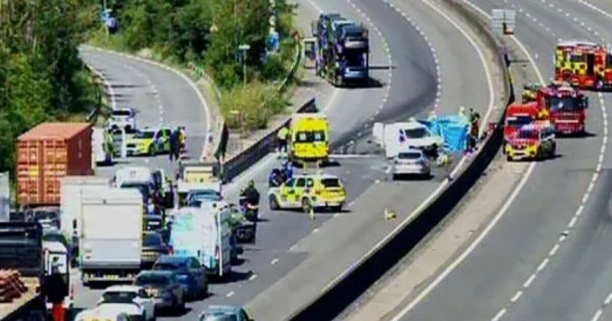 Trafic M25 EN DIRECT : autoroute fermée alors qu'une ambulance aérienne se précipite vers un accident d'horreur au J6