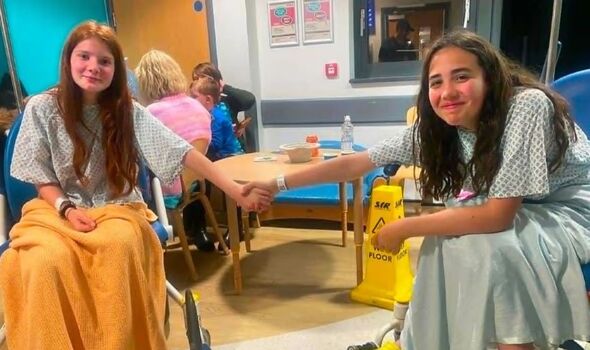 Tamika Hezzell et Sofia-Ann McKenna se tenant la main à l'hôpital 