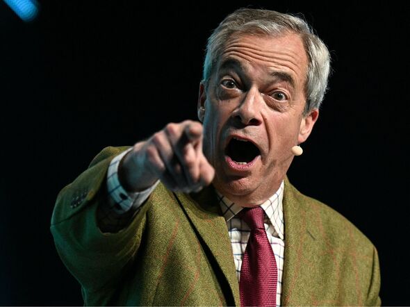 Nigel Farage pointant du doigt
