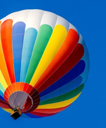 Un homme tombe à mort à cause d'une montgolfière et atterrit dans un jardin