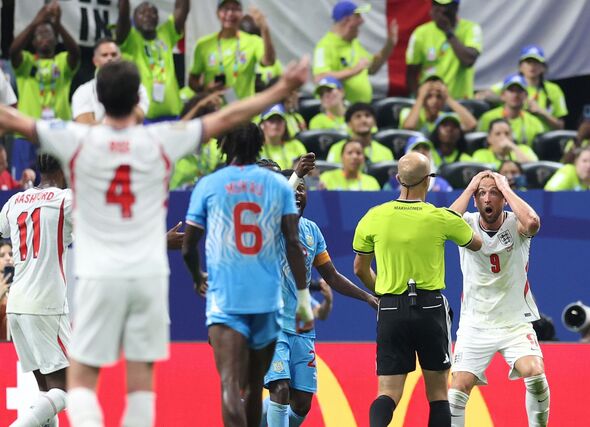 Harry Kane réclame un penalty Harry Kane réclame un penalty