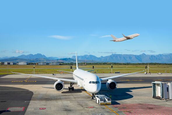 L'aéroport international du Cap en Afrique du Sud, Afrique du Sud, est l'un des meilleurs aéroports africains, l'avion d'Ethiopian Airlines se dirige vers la piste pour fl