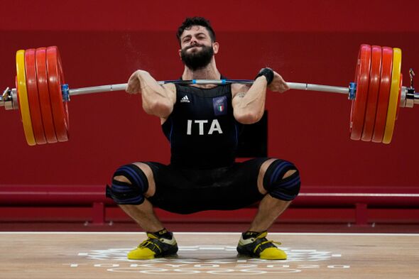 Antonino Pizzolato, de l'équipe d'Italie, participe au groupe A de 81 kg masculin d'haltérophilie le huitième jour des Jeux Olympiques de Tokyo 2020 à Tokyo Internati