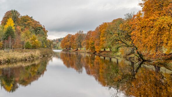 Les couleurs automnales se reflètent dans la rivière Wharfe
