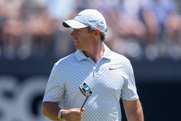 Rory McIlroy regarde
