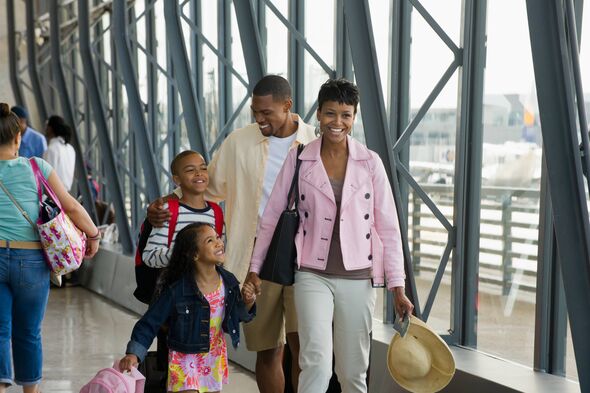 Jeune famille à l'aéroport Jeune famille à l'aéroport