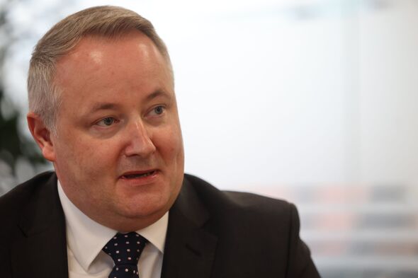 Le chef conservateur gallois Darren Millar par fond clair