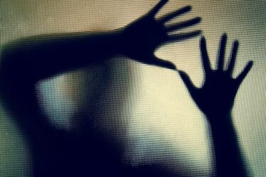 Un nouveau scandale de gangs de toilettage éclate dans une autre partie du Royaume-Uni – « violées plus de 1 000 fois »