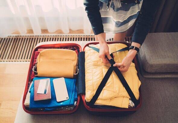 Gros plan d'une femme préparant ses bagages
