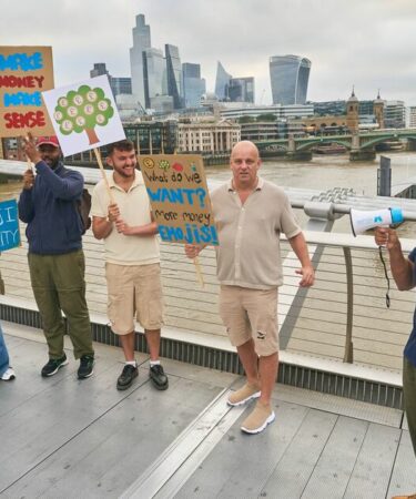 Le patron de la société de construction plaide pour de nouveaux emojis pour aider les jeunes Britanniques à parler d'argent
