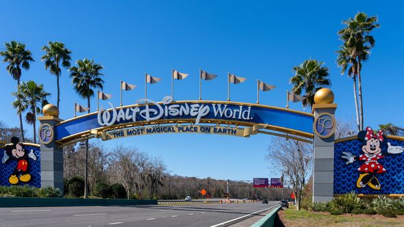 Une porte en arc de Walt Disney World dans la rue à Orlando, Floride, États-Unis. Une porte en arc de Walt Disney World dans la rue à Orlando, Floride, États-Unis.