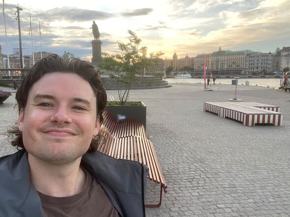Un homme prend un selfie à Stockholm Un homme prend un selfie à Stockholm