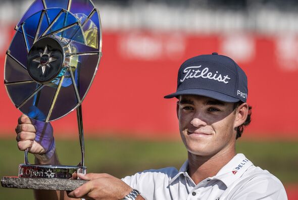 Jackson Koivun brandit le trophée 3M