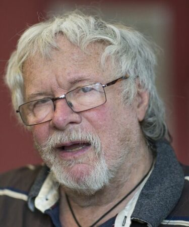 Les oiseaux afflueront dans votre jardin si vous ajoutez les trois plantes préférées de Bill Oddie