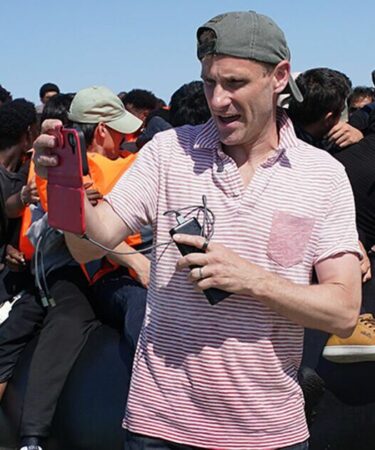 « Les Français ne font rien du tout ! Tory fulmine alors qu'il suit les migrants traversant la Manche