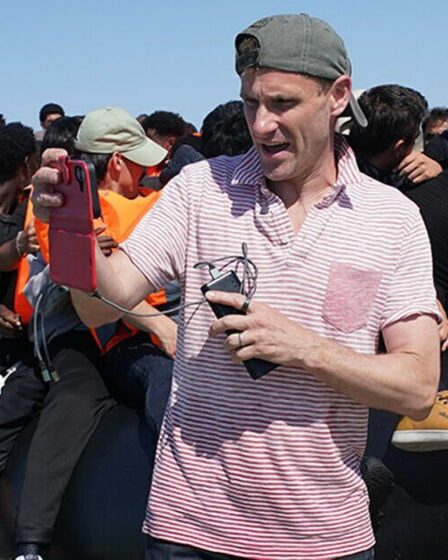 « Les Français ne font rien du tout ! Tory fulmine alors qu'il suit les migrants traversant la Manche