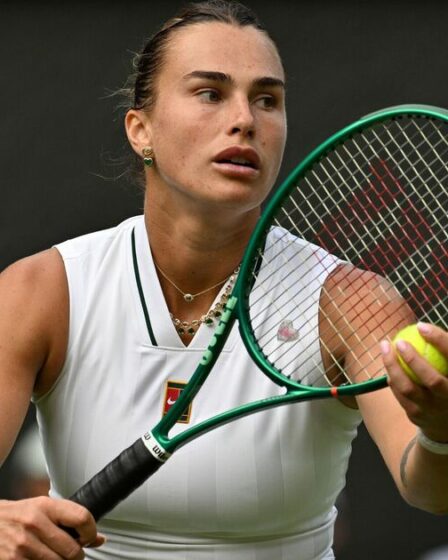 À l'intérieur d'un sac cadeau Wimbledon 2026 destiné aux joueurs contenant des articles exclusifs et des objets de collection de marque