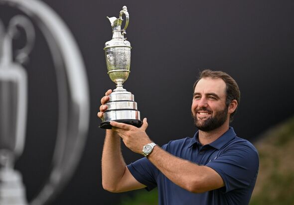 Scottie Scheffler lève le Claret Jug