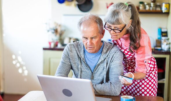 Un couple de retraités vérifie ses finances Un couple de retraités vérifie ses finances