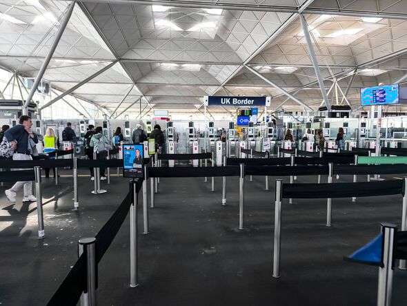 Contrôle des frontières et des passeports britanniques à l'aéroport STN de Londres Stansted à Londres Contrôle des frontières et des passeports britanniques à l'aéroport STN de Londres Stansted à Londres