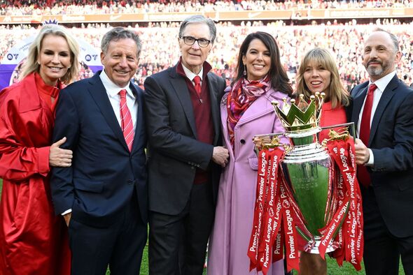 Les propriétaires de Liverpool avec le trophée de la Premier League Les propriétaires de Liverpool avec le trophée de la Premier League