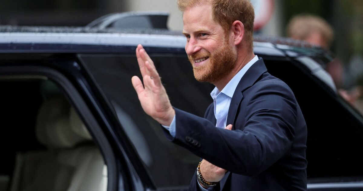 Famille royale EN DIRECT : le prince Harry débarque au Royaume-Uni alors que 3 choses font que le roi Charles « craque enfin »