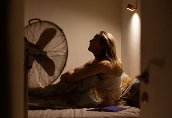 Femme sans sommeil assise dans son lit la nuit Femme sans sommeil assise dans son lit la nuit