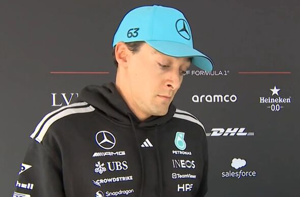 George Russell porte une casquette Mercedes bleue George Russell porte une casquette Mercedes bleue