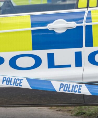 Horreur Londres poignardant alors qu'une femme tuée et un homme blessé déclenchant une énorme réponse de la police