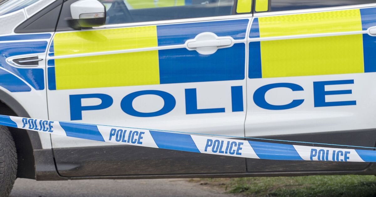 Horreur Londres poignardant alors qu'une femme tuée et un homme blessé déclenchant une énorme réponse de la police