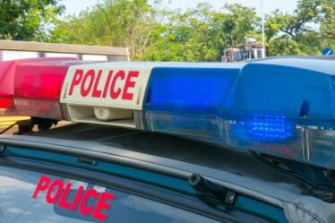 Horreur alors qu'une femme est violée en groupe après que 6 voleurs masqués sont entrés par effraction chez elle