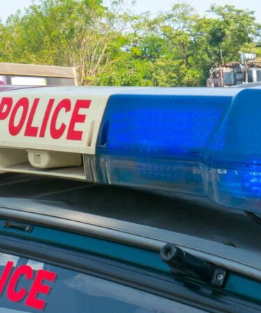Horreur alors qu'une femme est violée en groupe après que 6 voleurs masqués sont entrés par effraction chez elle