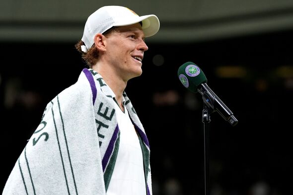 Jannik Sinner s'exprimant lors d'un entretien sur le terrain