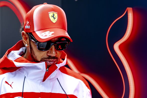 Lewis Hamilton porte une casquette Ferrari Lewis Hamilton porte une casquette Ferrari