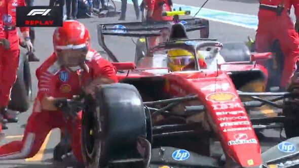 Lewis Hamilton croise un mécanicien dans les stands Lewis Hamilton croise un mécanicien dans les stands