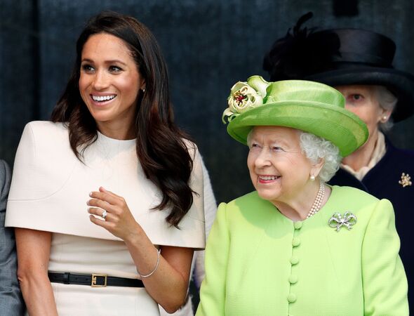 Meghan Markle sourit à la défunte reine Meghan Markle sourit à la défunte reine