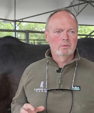 La star de Cannon Hall Farm fond en larmes en annonçant une mort dévastatrice