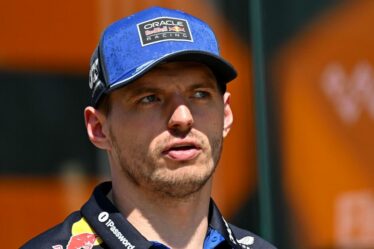 La star de Red Bull coince la voiture de Max Verstappen alors que des images d'une gaffe douloureuse émergent