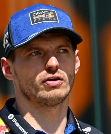 La star de Red Bull coince la voiture de Max Verstappen alors que des images d'une gaffe douloureuse émergent