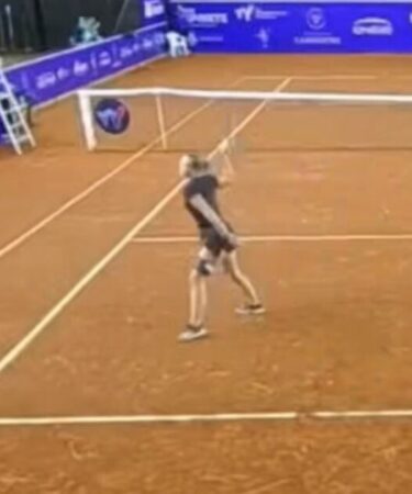 La star du tennis donne un coup de pied à la chaise de l'arbitre après que la raquette ait été lancée sur un officiel lors d'un énorme effondrement