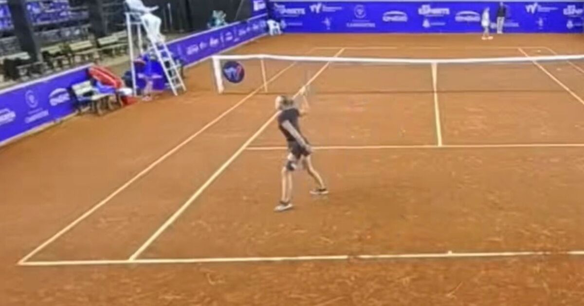 La star du tennis donne un coup de pied à la chaise de l'arbitre après que la raquette ait été lancée sur un officiel lors d'un énorme effondrement