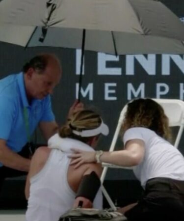 La star du tennis s'effondre sur le terrain alors que son adversaire fond en larmes lors d'un incident effrayant