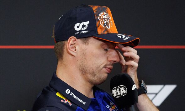 Max Verstappen avec la main gauche sur le visage Max Verstappen avec la main gauche sur le visage