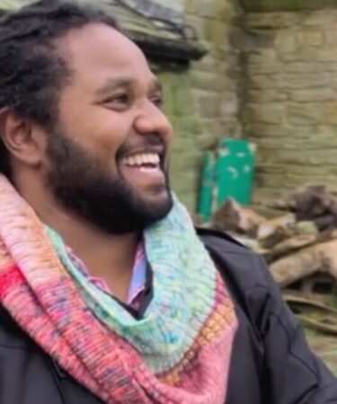 L'animateur de BBC Countryfile, Hamza Yassin, est bouleversé alors qu'il écrit l'histoire lors de son émission
