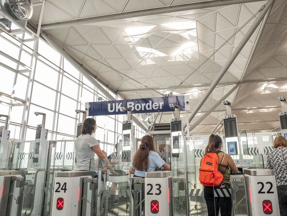 Personnes passant par le contrôle des passeports de l'aéroport à la frontière britannique Personnes passant par le contrôle des passeports de l'aéroport à la frontière britannique